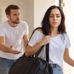 Eine Frau steht mit gepackter Reisetasche an der Wohnungstür und verlässt ihren Partner, der sie besorgt ansieht. Die Trennungsszene verdeutlicht, wie schwer wichtige Entscheidungen im Leben fallen können.
